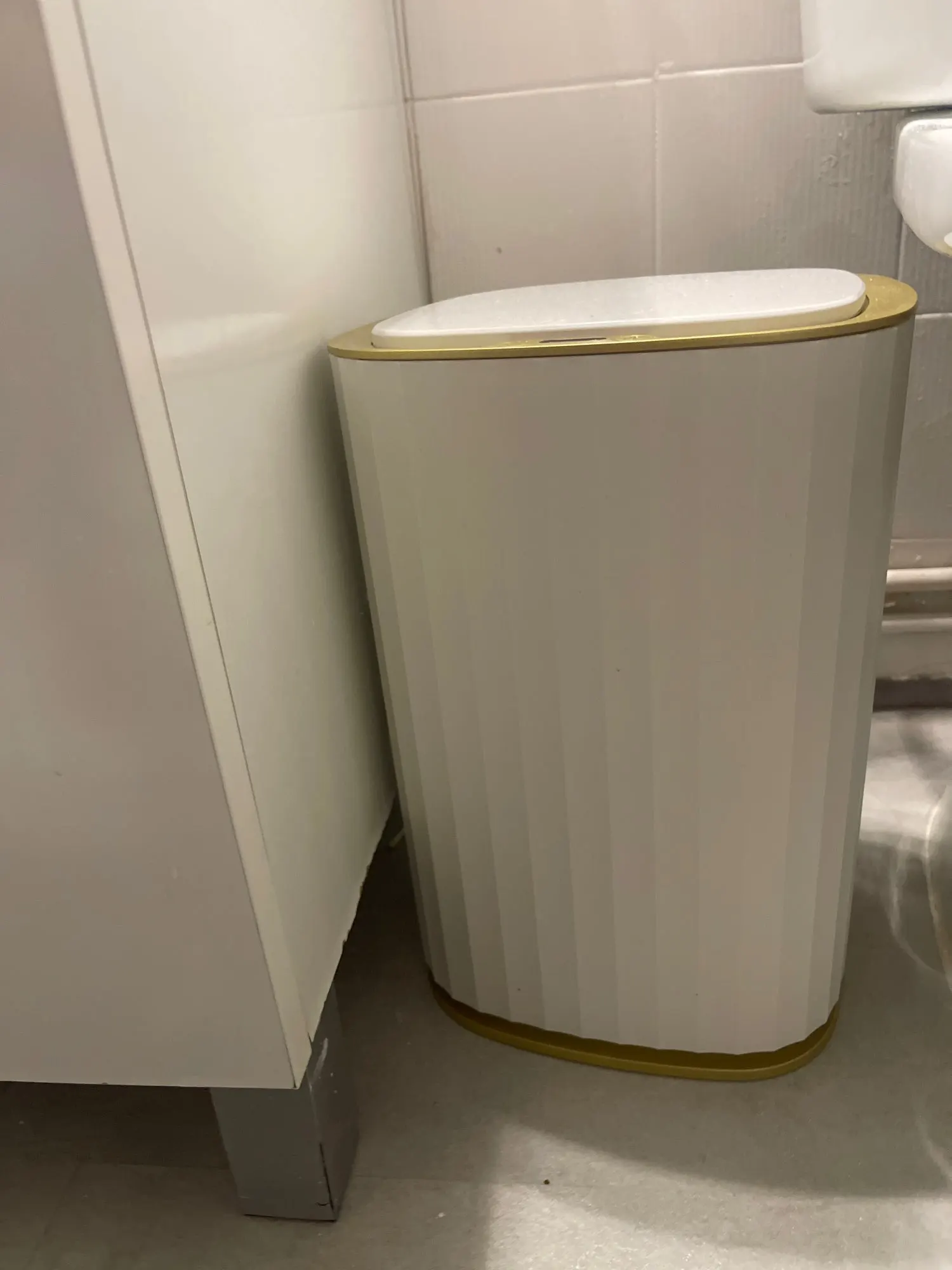 Smart Sensor Garbage Bin - Automatic Induction with Lid and Waterproof Design - Available in 10L/15L photo review