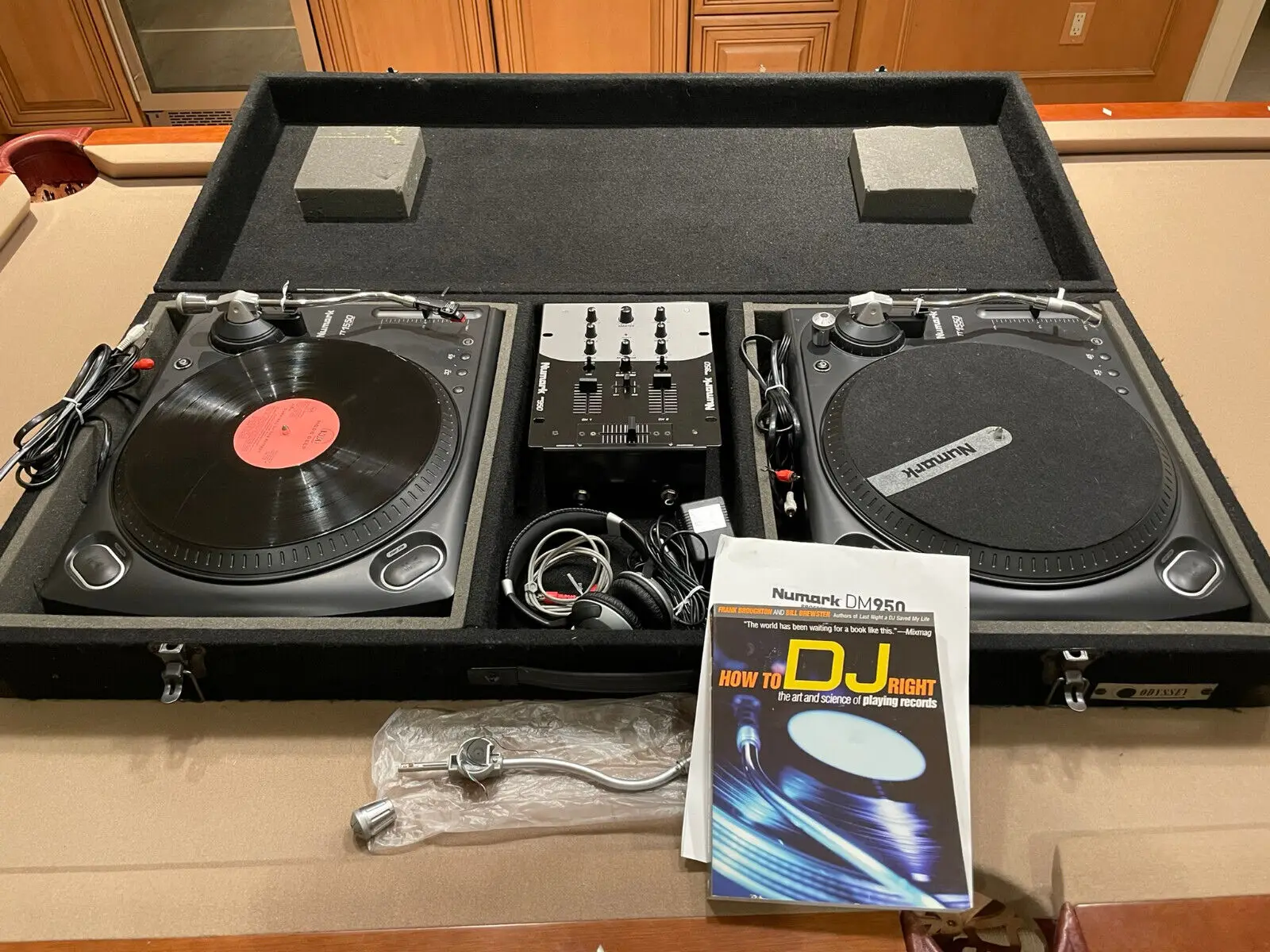 

Распродажа со скидкой NUMARK Professional DJ Bundle: TT1550 поворотные столы, миксер DM 950, жесткая Фотокнига