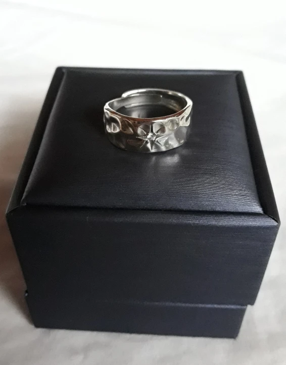 Hammered ring with stone