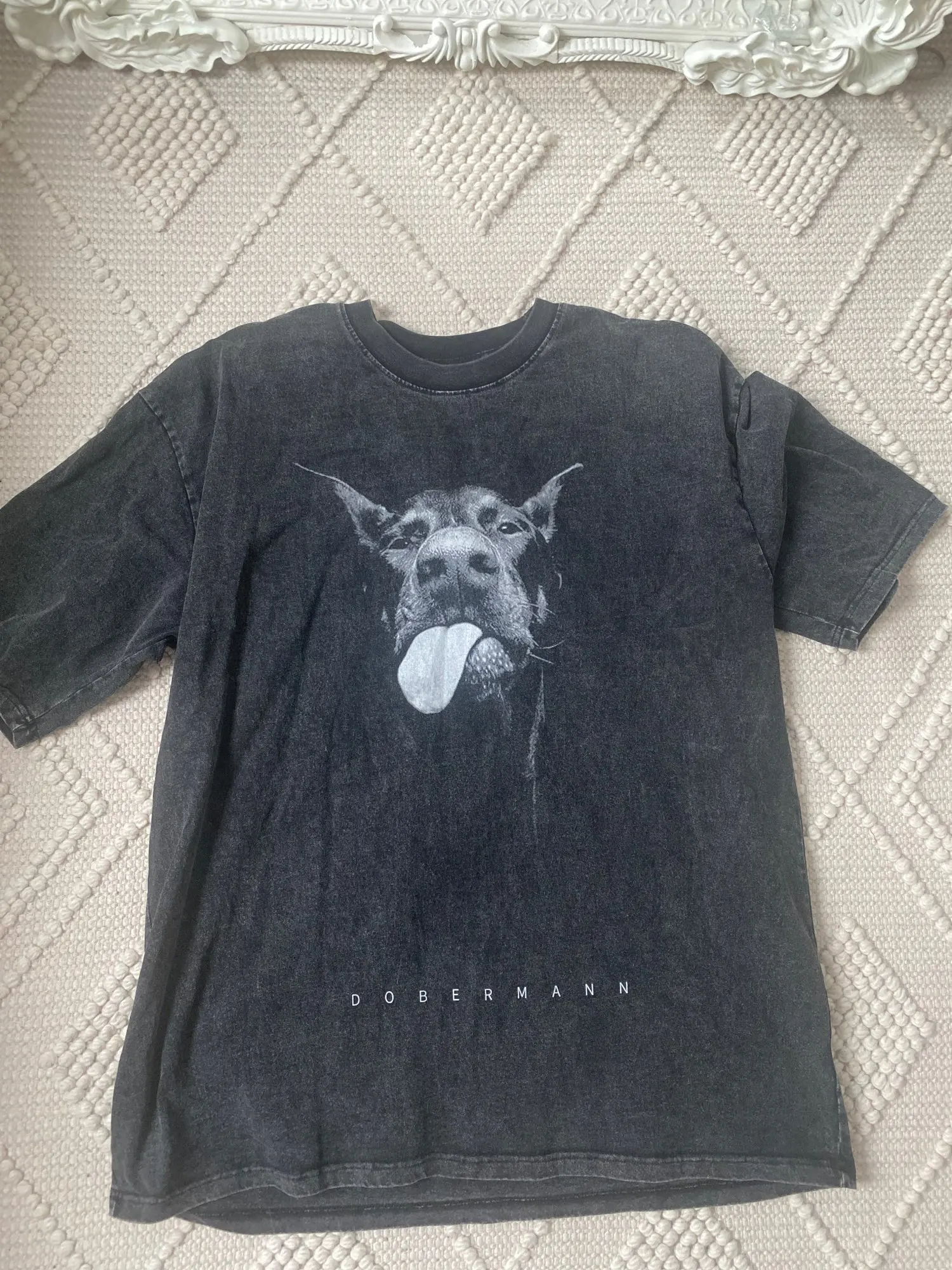 Thedifferent T-Shirt Uomo Scollo V – Dobermann Pistola In Bocca, Bianco, 100% Cotone, 160gr