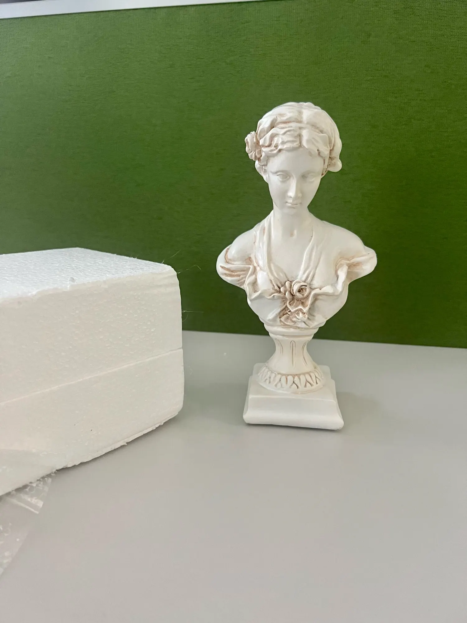 Ancient Elegance: Resin Venus Figurine - Graceful Décor Inspired by Greek Mythology for Home and Office photo review