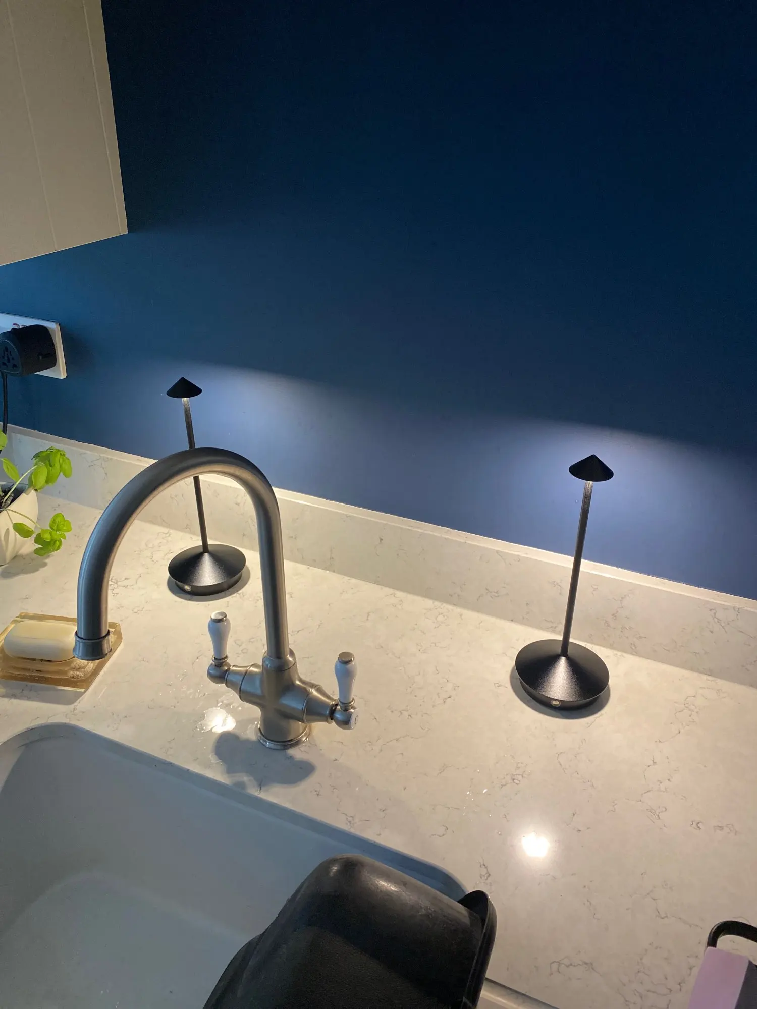 Creative Touch LED Table Lamp, Wireless and Rechargeable, Ideal for Dining, Hotel Bars, and Bedside Decoration photo review