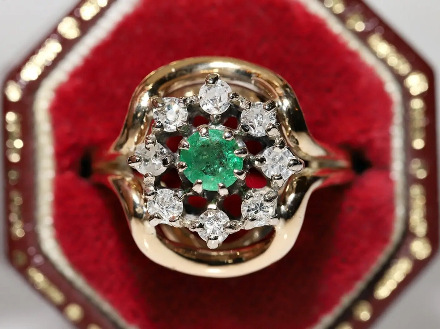 

VINTAGE ORIGINAL 18K GOLD NATURAL DIAMOND AND EMERALD DECORATED PRETTY RING