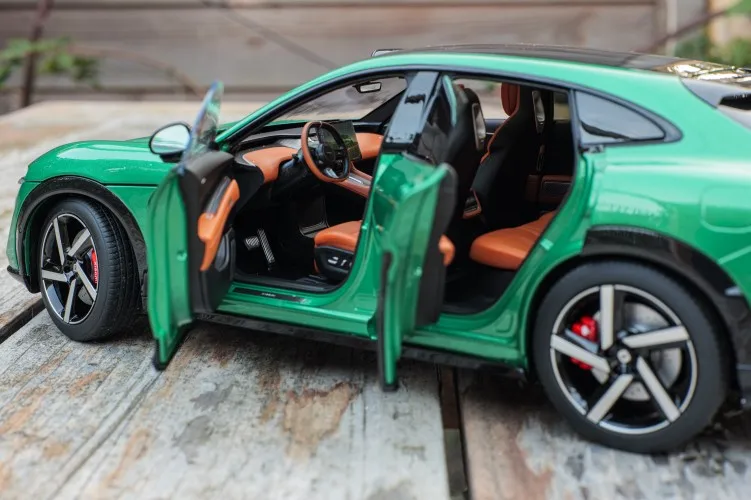 New In Stock Original Factory 1:18 Xiaomi Yu7 Alloy Miniature