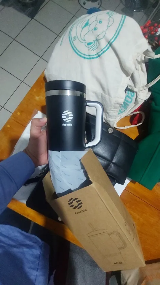 Doppelwandiger Edelstahl-Travel-Becher – 1.2L. mit Griff und Strohhalm photo review