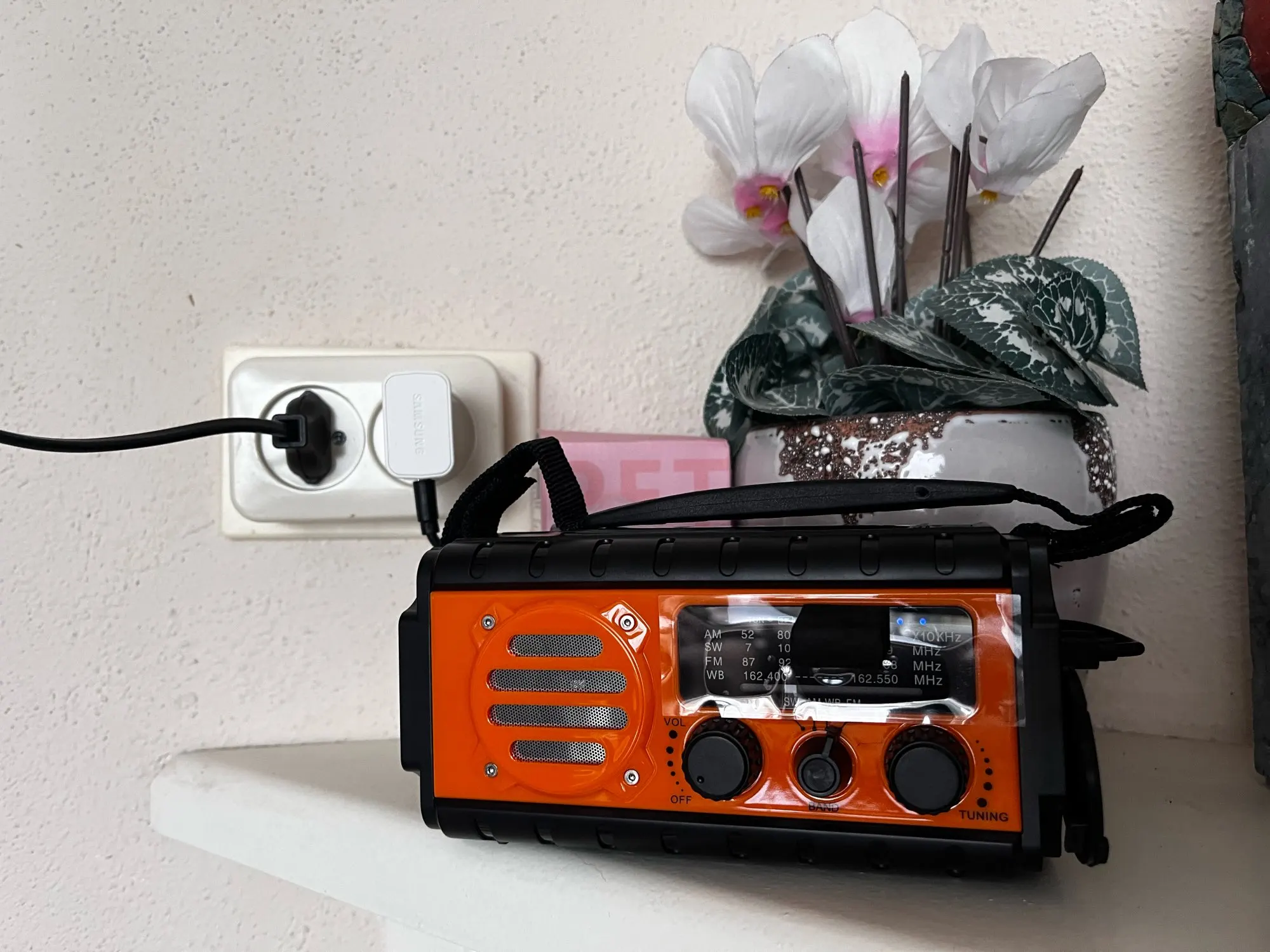 Woopker Emergency Radio 20000mAh XSY-350 FM Radio AM/WB/NOAA Weather Dual USB Rechargeable Solar SOS Alarm Power Bank Flashlight photo review