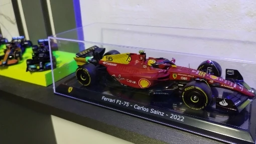 Bburago 1:24 75th Anniversary #16 Leclerc 2022 F1 Scuderia Ferrari F1-75 #55 Sainz Alloy Car Model Formula One Die Casting Model photo review