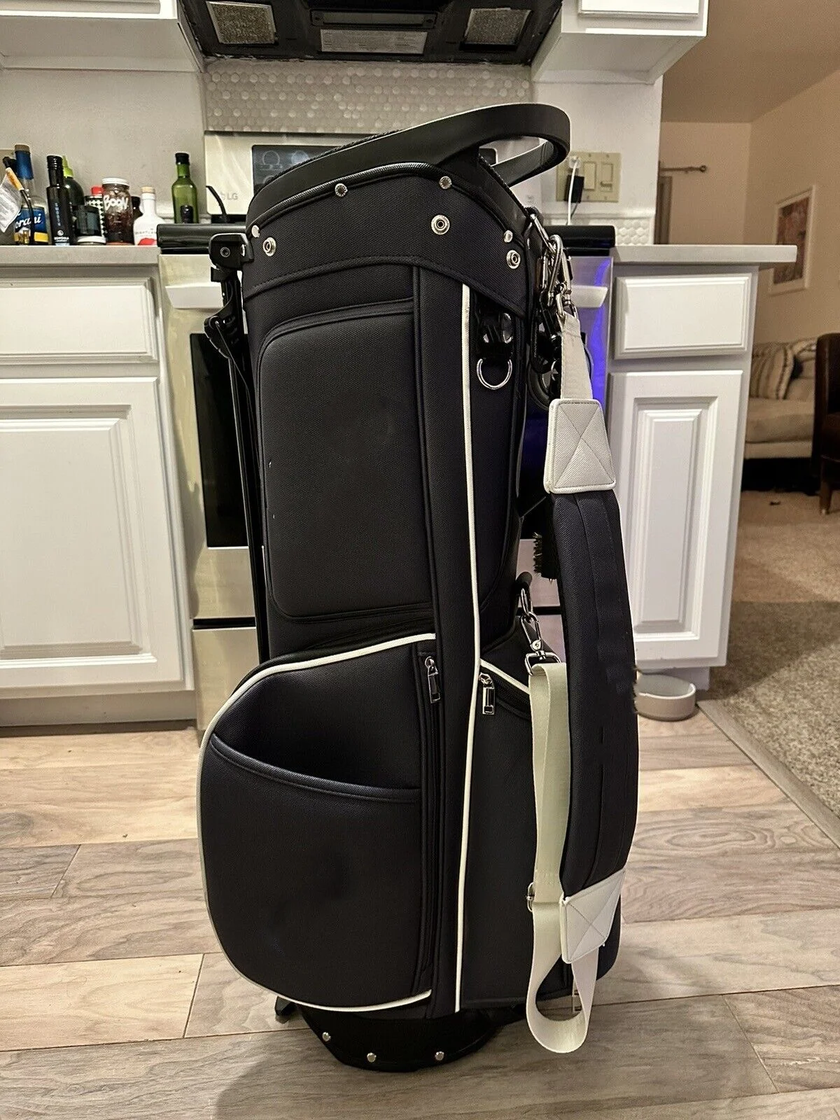 

Pouch for Men Black Color Standard Portable Ultra-light Golf Bag PU Material Waterproof Kickstand Caddy Bag