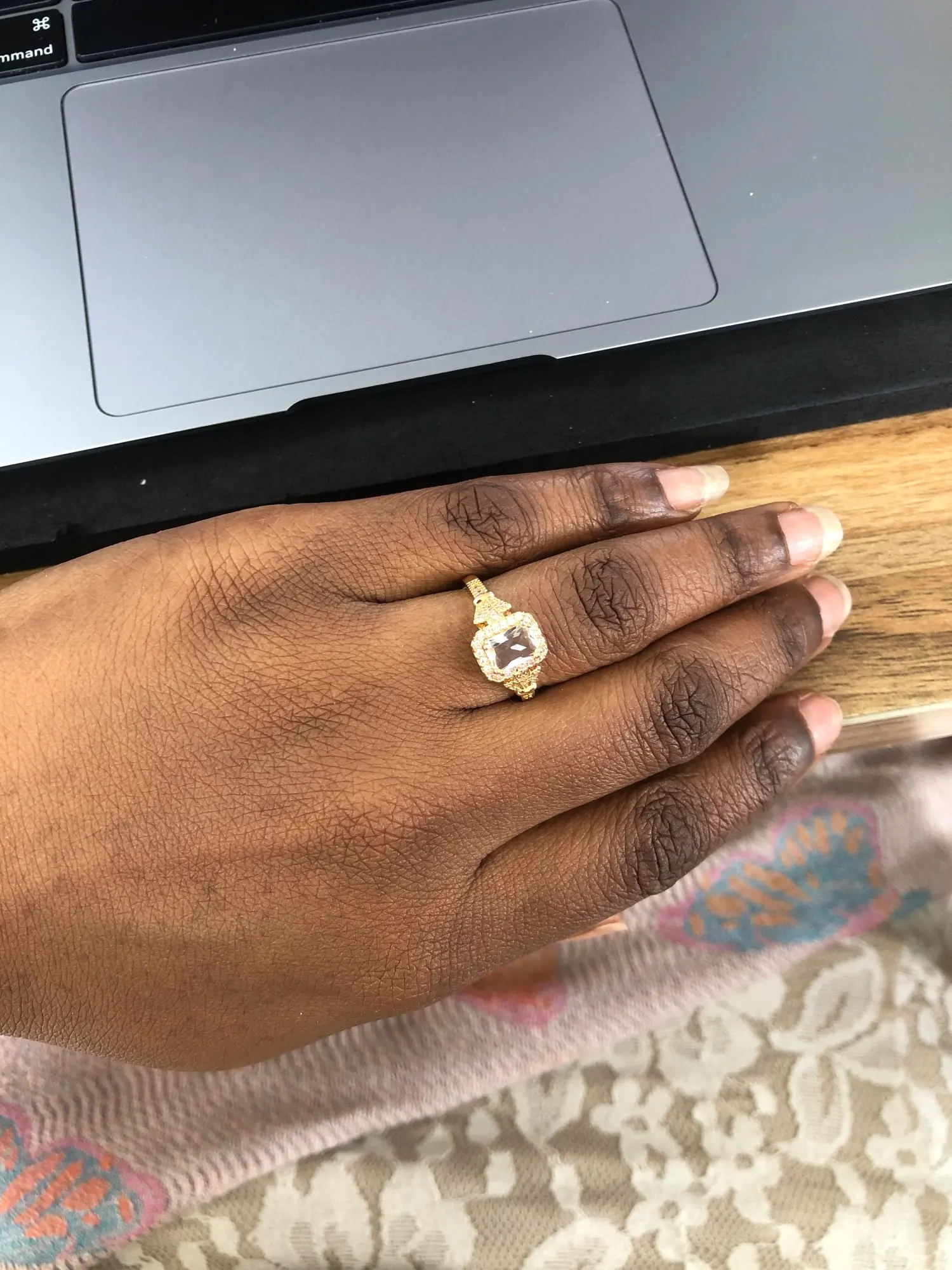 Lyxig Tiny Shiny CZ Stone Förlovningsringar Romantisk Golden Color Solitaire Midi Ring
