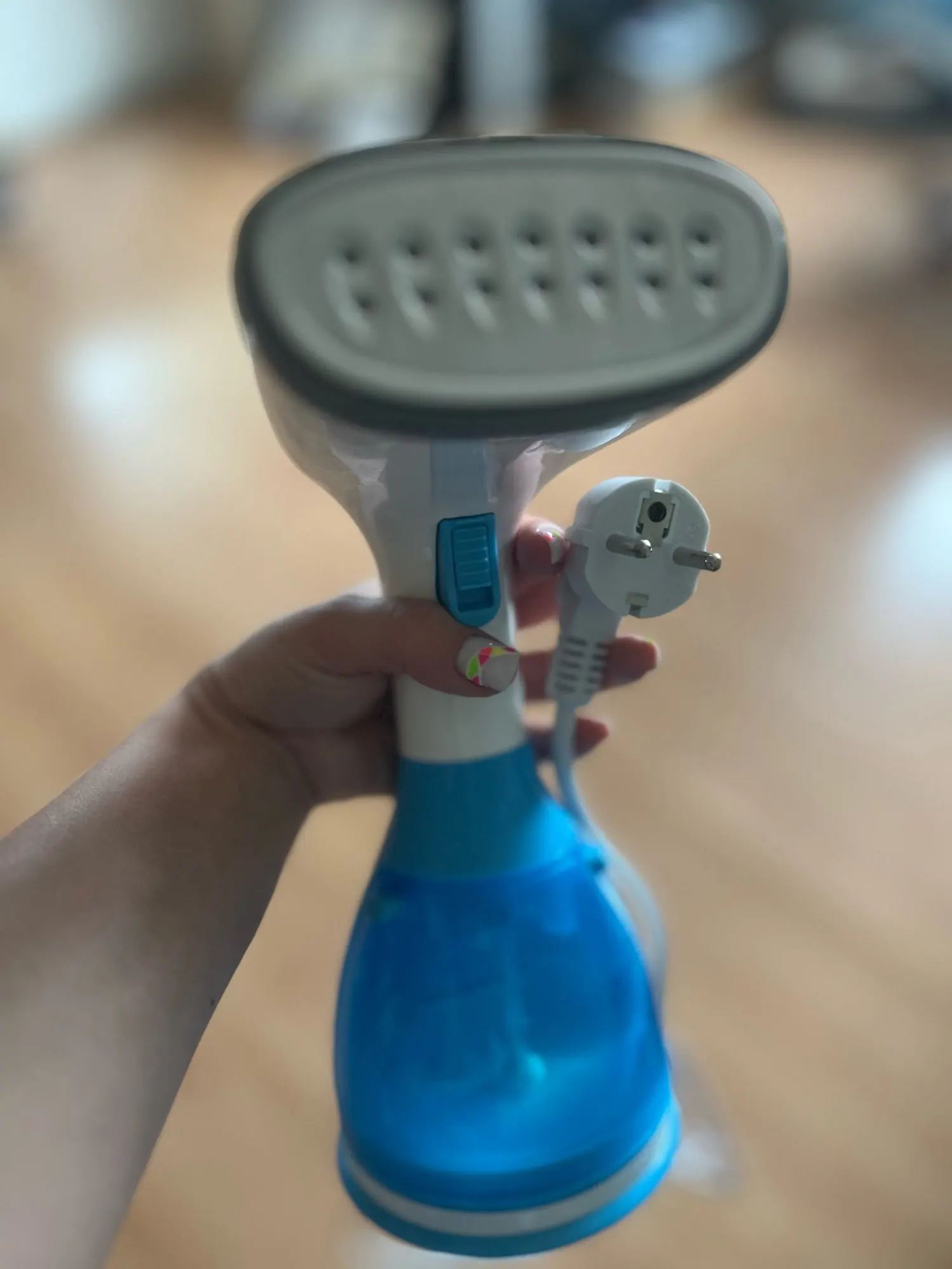 saengQ Handheld Garment Steamer 1500W Electric Household Fabric Steam Iron 280ml Portable Vertical Fast-Heat photo review