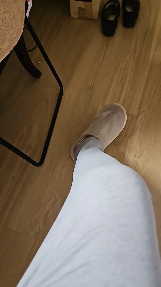 Zapatillas cálidas de piel sintética para mujer, zapatos de casa de algodón antideslizantes con cubierta de punta de felpa, chanclas interiores suaves y acogedoras con suela gruesa, invierno photo review