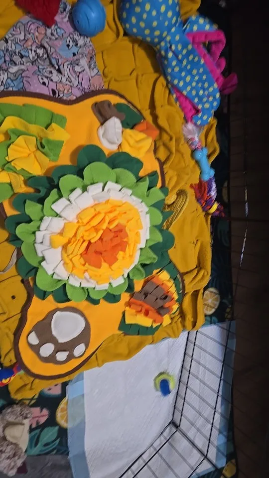 Fleece Pet Sniffing Mat with Built-In Squeaky Toy