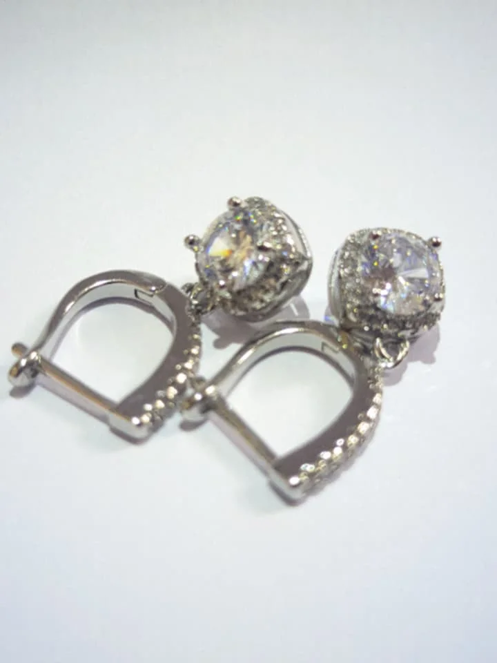 2CT Moissanite Huggie Hoop Earring photo review