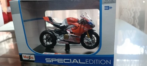Maisto Ducati Panigale V4 S Corse 1:18 Scale Alloy Motorcycle Diecast Model Collectible Grade Gift Toy photo review