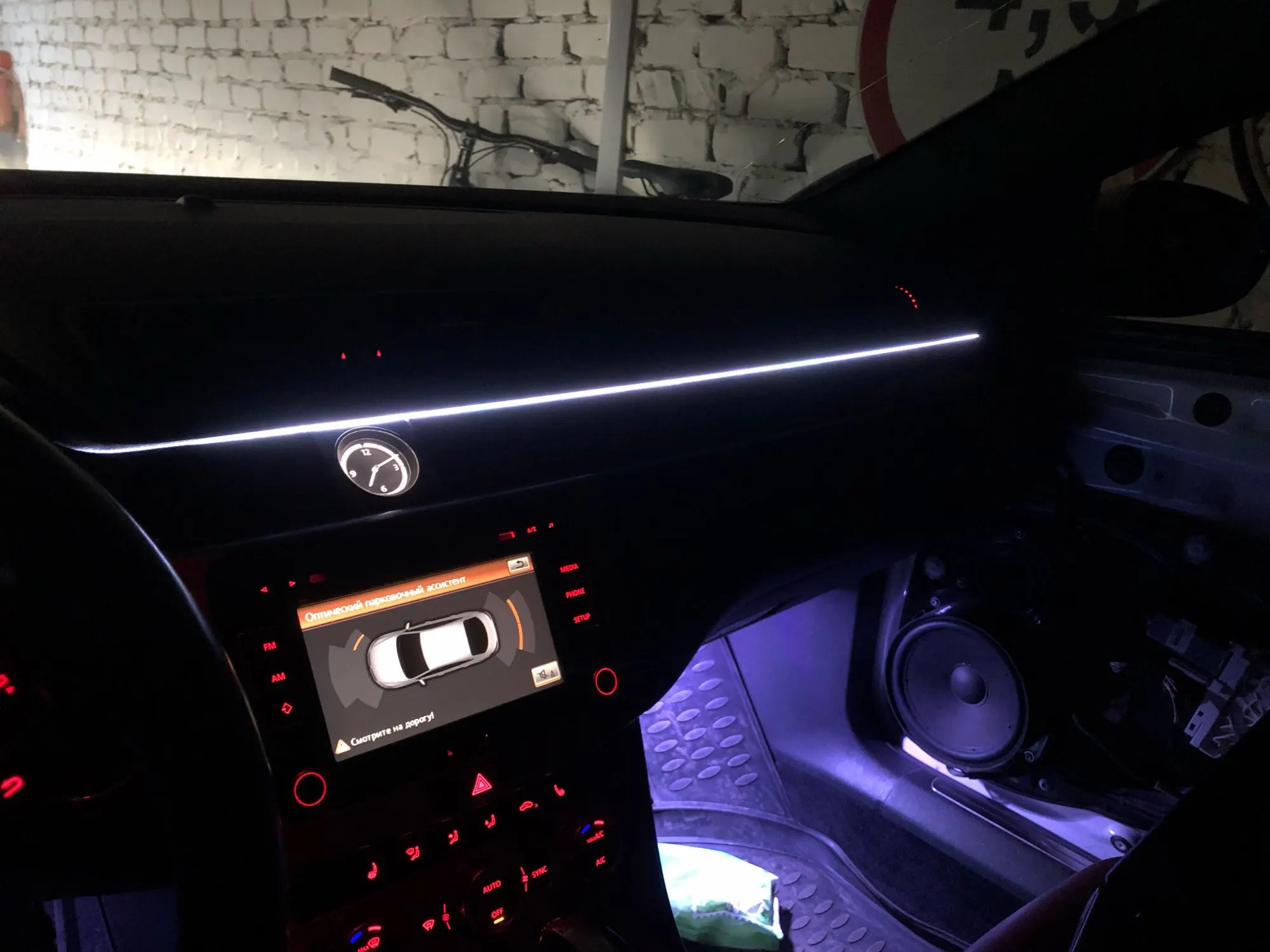 Подсветка салона пежо треввелек. Неоновая подсветка уаз патриот. Подсветка салона vw passat. Шкода рапид 2022 салон с подсветкой. Контурная подсветка skoda superb.