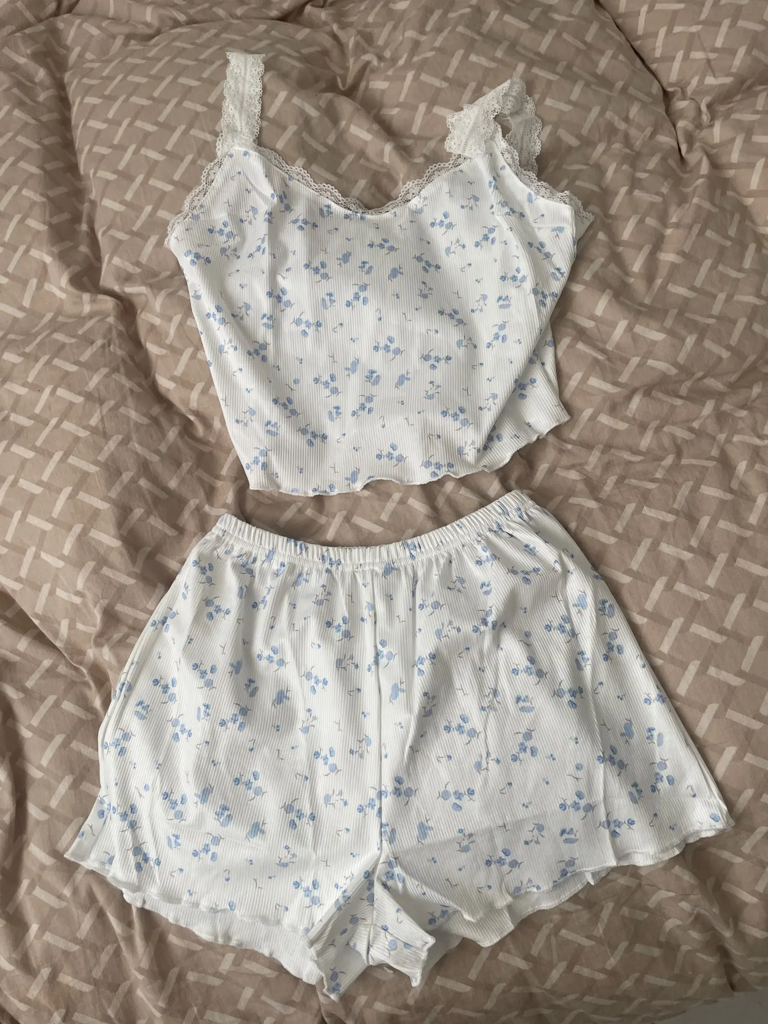 Elegant Lace Trim Women's Pajama Sets for Cozy Nights photo review