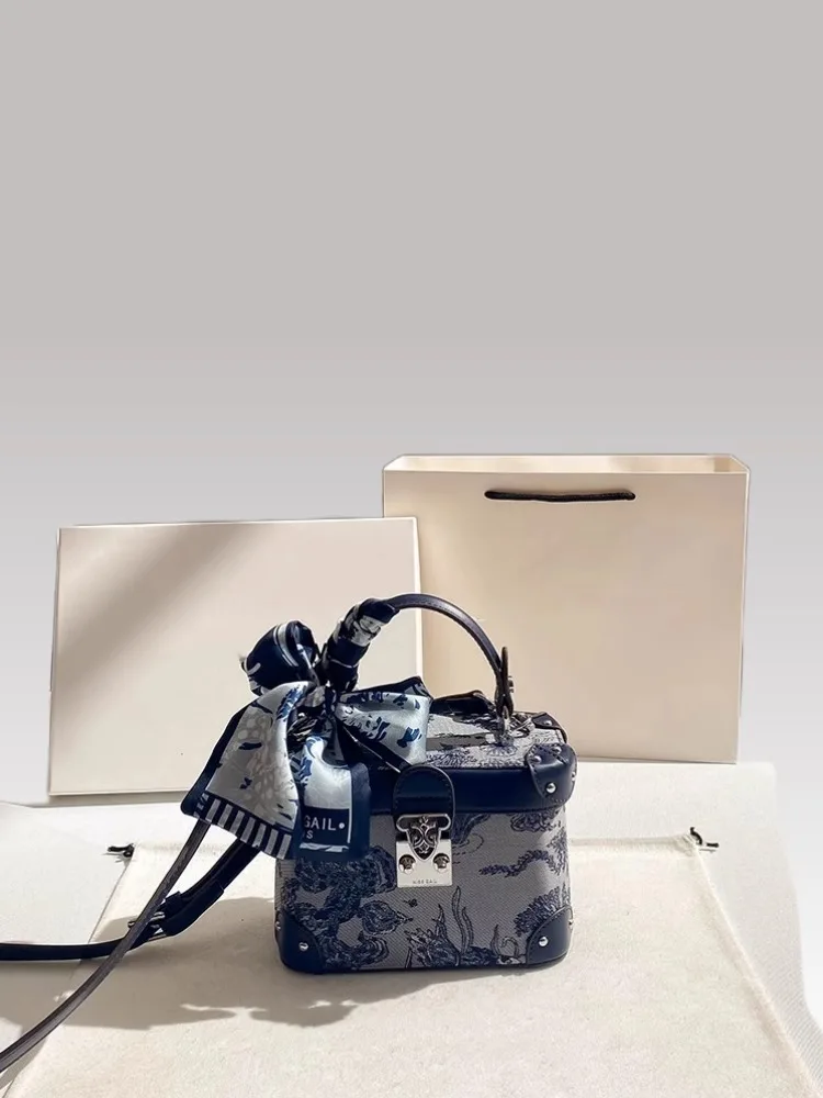 حقيبة يد عصرية ورائجة، تتميز بتطريز أنيق وأوشحة رق...