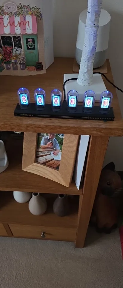 Horloge de Bureau Rétro-Futuriste : Affichage IPS Personnalisable sous Verre de Quartz