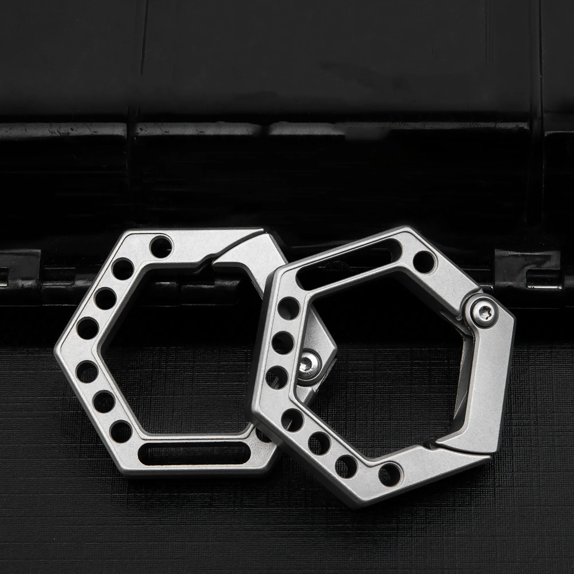 

Titanium Alloy Keychain Car Keychain Pendant Belt Charm EDC Gadget Keychain