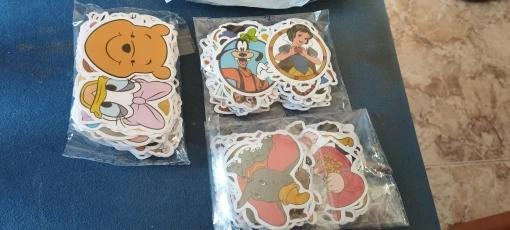 Disney-pegatinas de dibujos animados para decoración de equipaje, pegatinas de grafiti para ordenador portátil, fundas de teléfono, Juguetes DIY, 100 piezas photo review