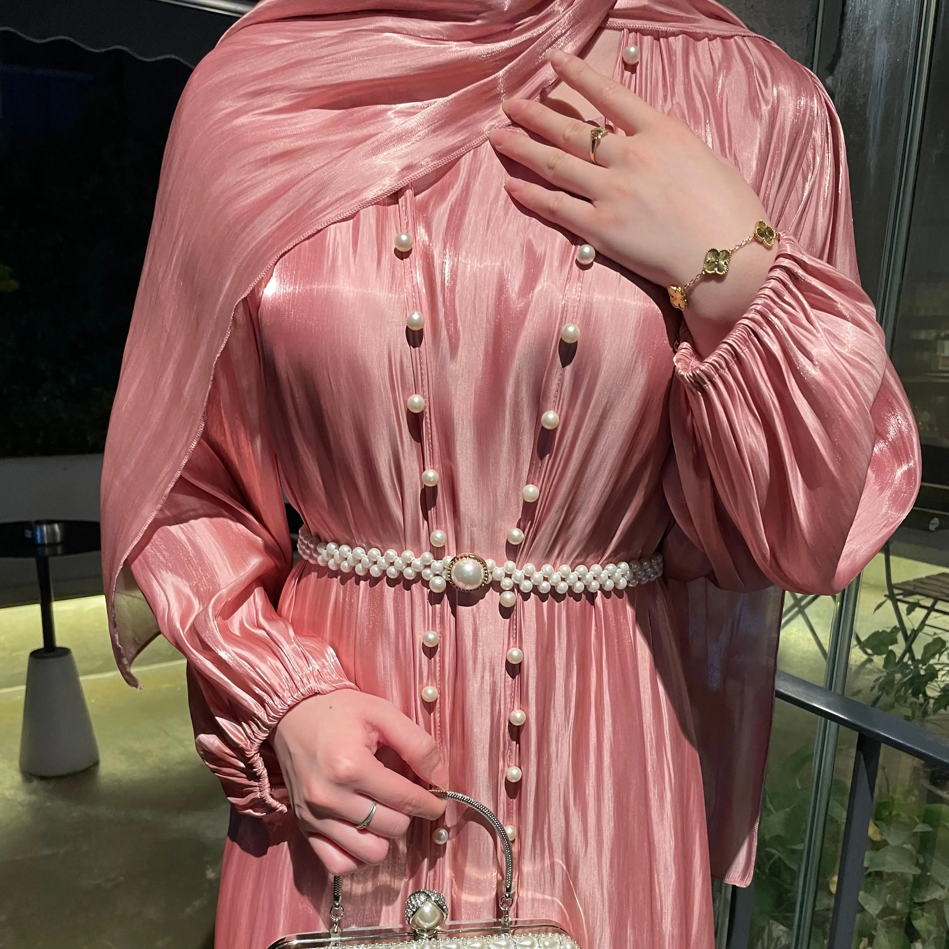 طقم مكون من خمس قطع عباية حريرية لؤلؤية فستان ماكس...