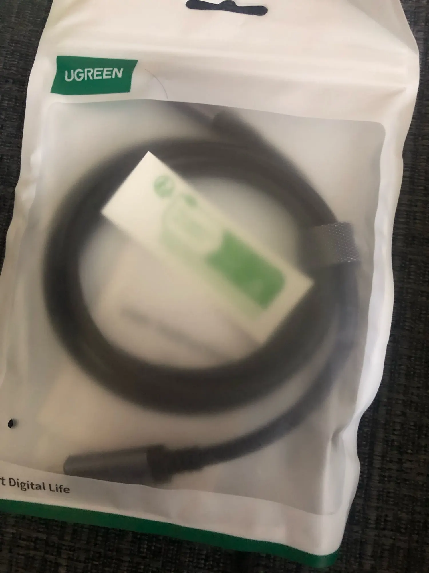 UGREEN PD3.1 240W USB-C Cable USB4 80Gbps 16K Display Type-C Fast Charging Compatible with USB-C Monitors MacBook iPad iPhone 17 photo review