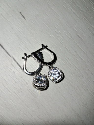 2CT Moissanite Huggie Hoop Earring photo review