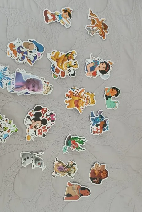 Disney-pegatinas de dibujos animados para decoración de equipaje, pegatinas de grafiti para ordenador portátil, fundas de teléfono, Juguetes DIY, 100 piezas photo review