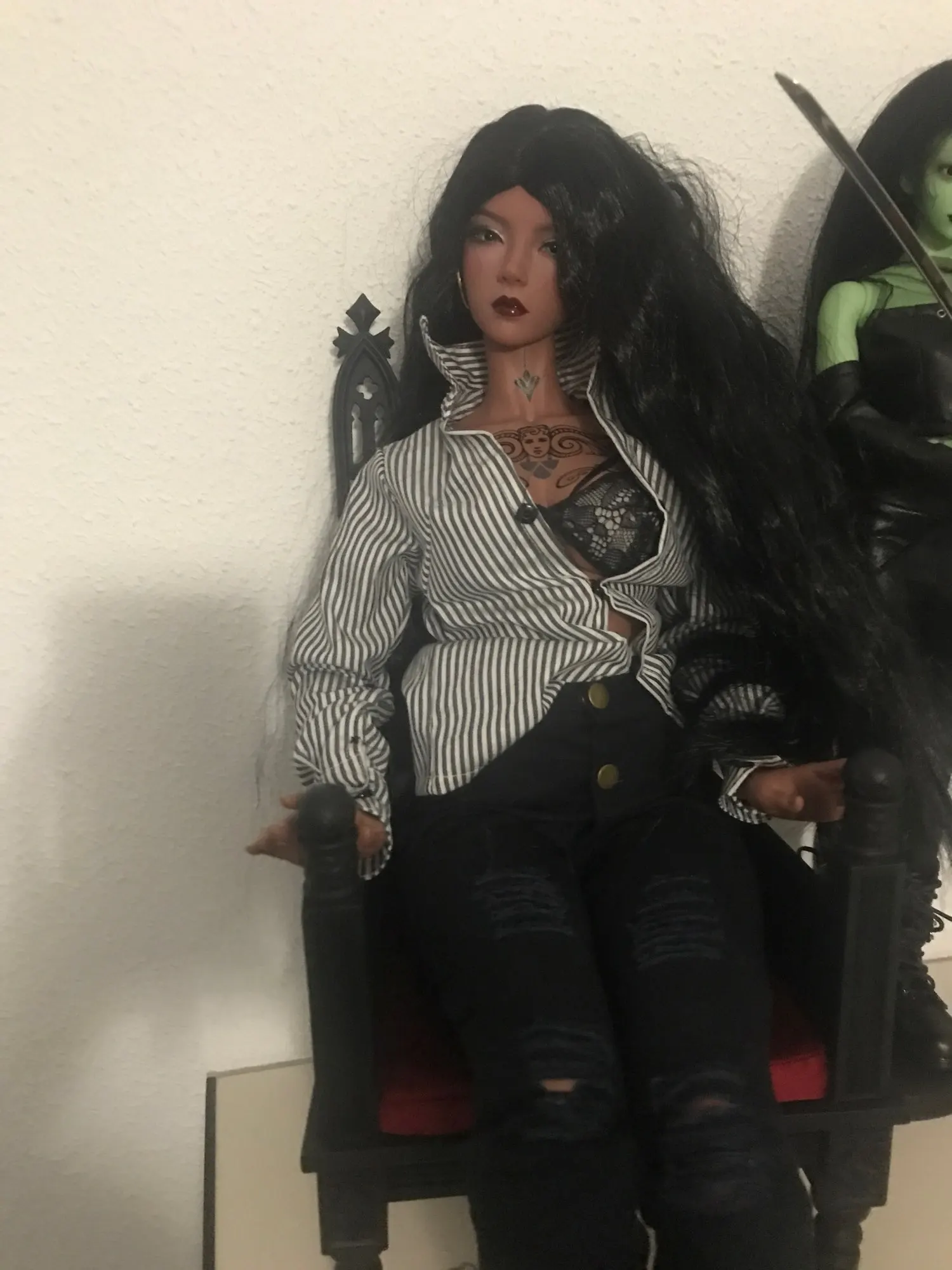 Варианты использования кресел в готическом стиле: