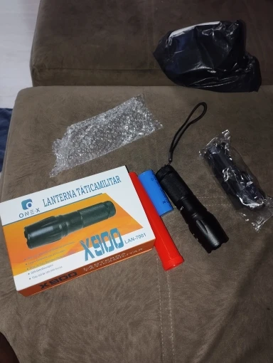 Lanterna Tática Militar X900 Profissional com Zoom Sinalizador Recarregável Luz Camping photo review