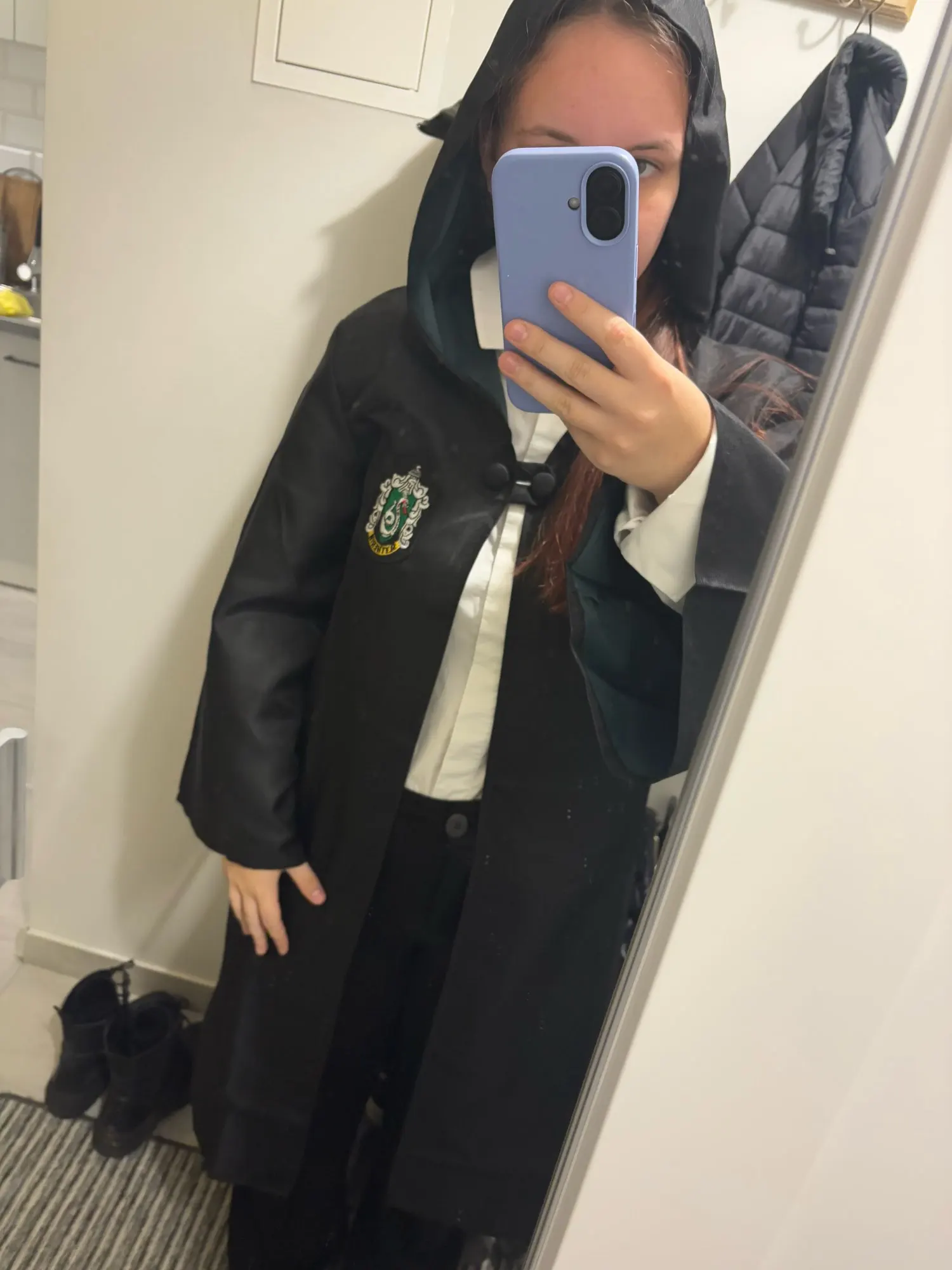 Robe sorcier noire, capuche, cravate rouge