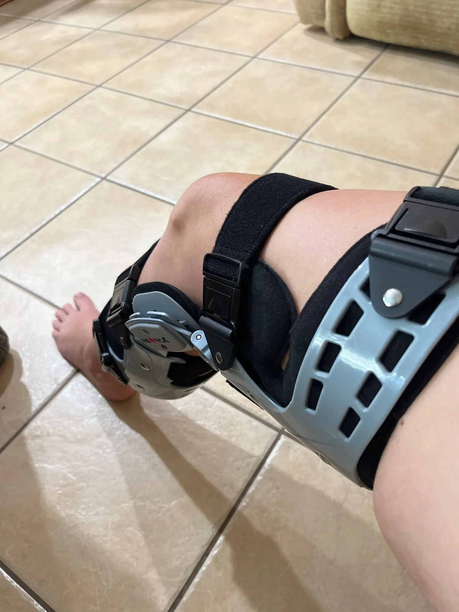 KneeStabilizer™ - Knee Stabilizing Brace