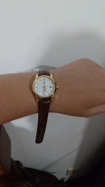 Olevs 6898-Ultra Thin Waterproof Women's Watch,Quartz Watch with Genuine Leather Strap,Luminous Calendar photo review