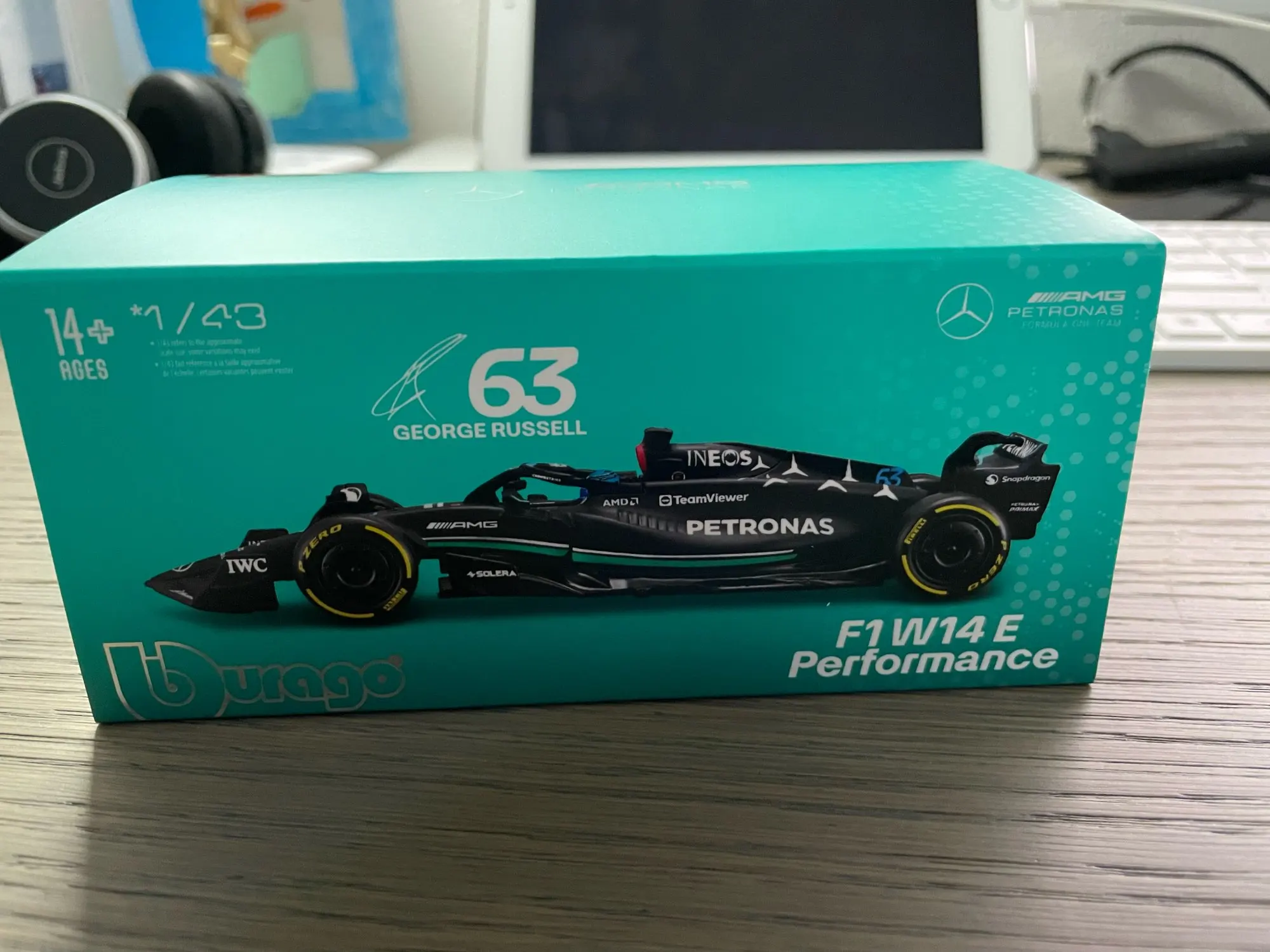 Bburago 1:43 W14 2023 44# Hamilton Mercedes-AMG Petronas F1 Team #63 Russell Alloy Car Die Cast Car Model Competition vehicles photo review