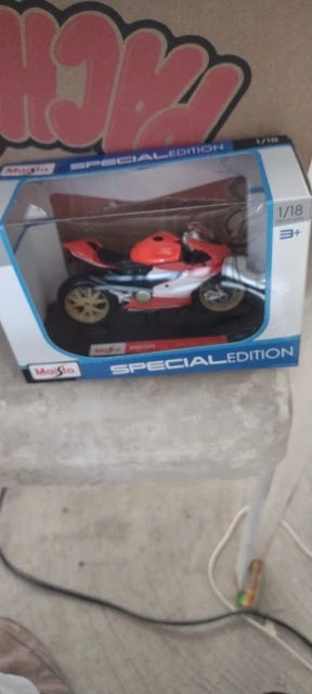 Maisto Ducati Panigale V4 S Corse 1:18 Scale Alloy Motorcycle Diecast Model Collectible Grade Gift Toy photo review