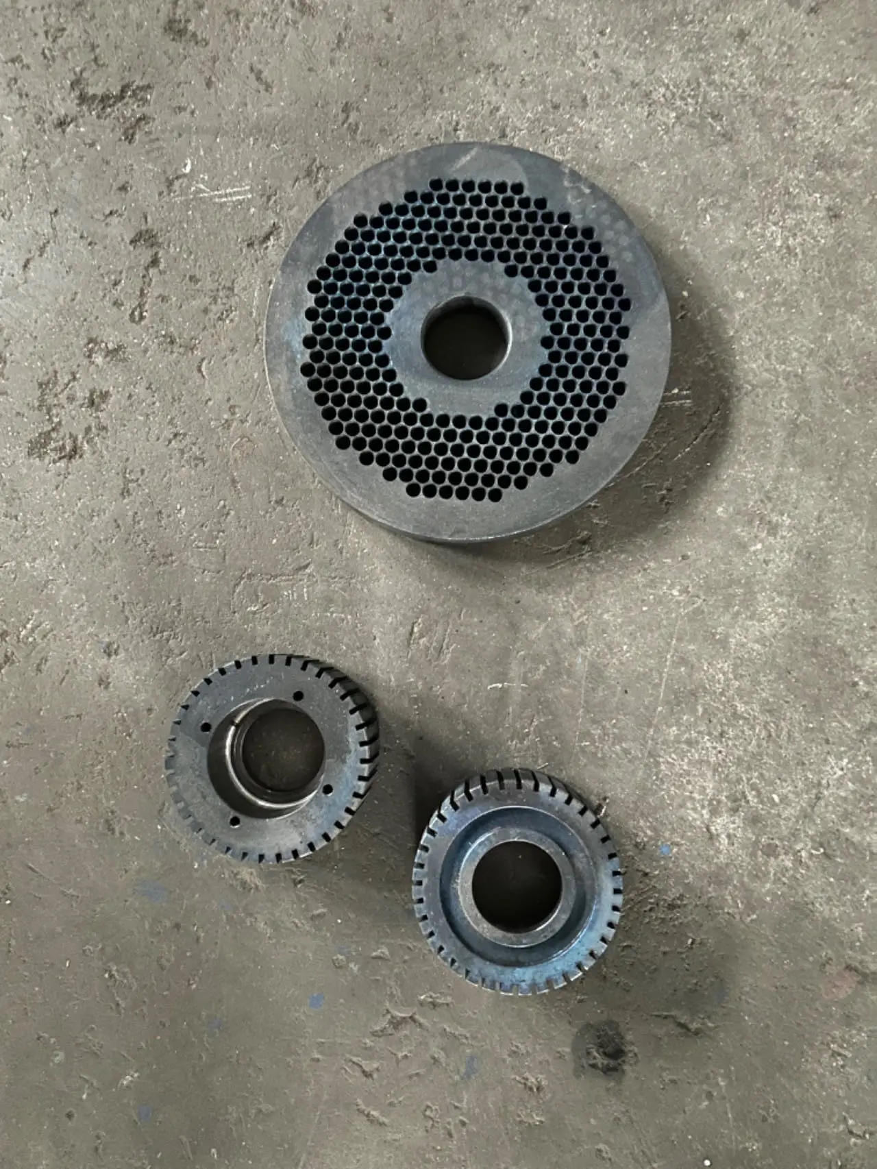 1 die and 3 roller cover shell of MKL229 pellet mill 230 mm diameter 4-6 mm die hole size can be choosen