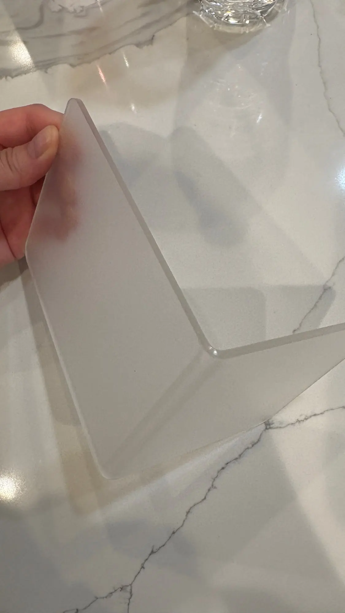 1/2pcs Clear Acrylic Bookends, Durable Transparent Bookshelf Partition Plates, for Office, School, and Home Organization photo review