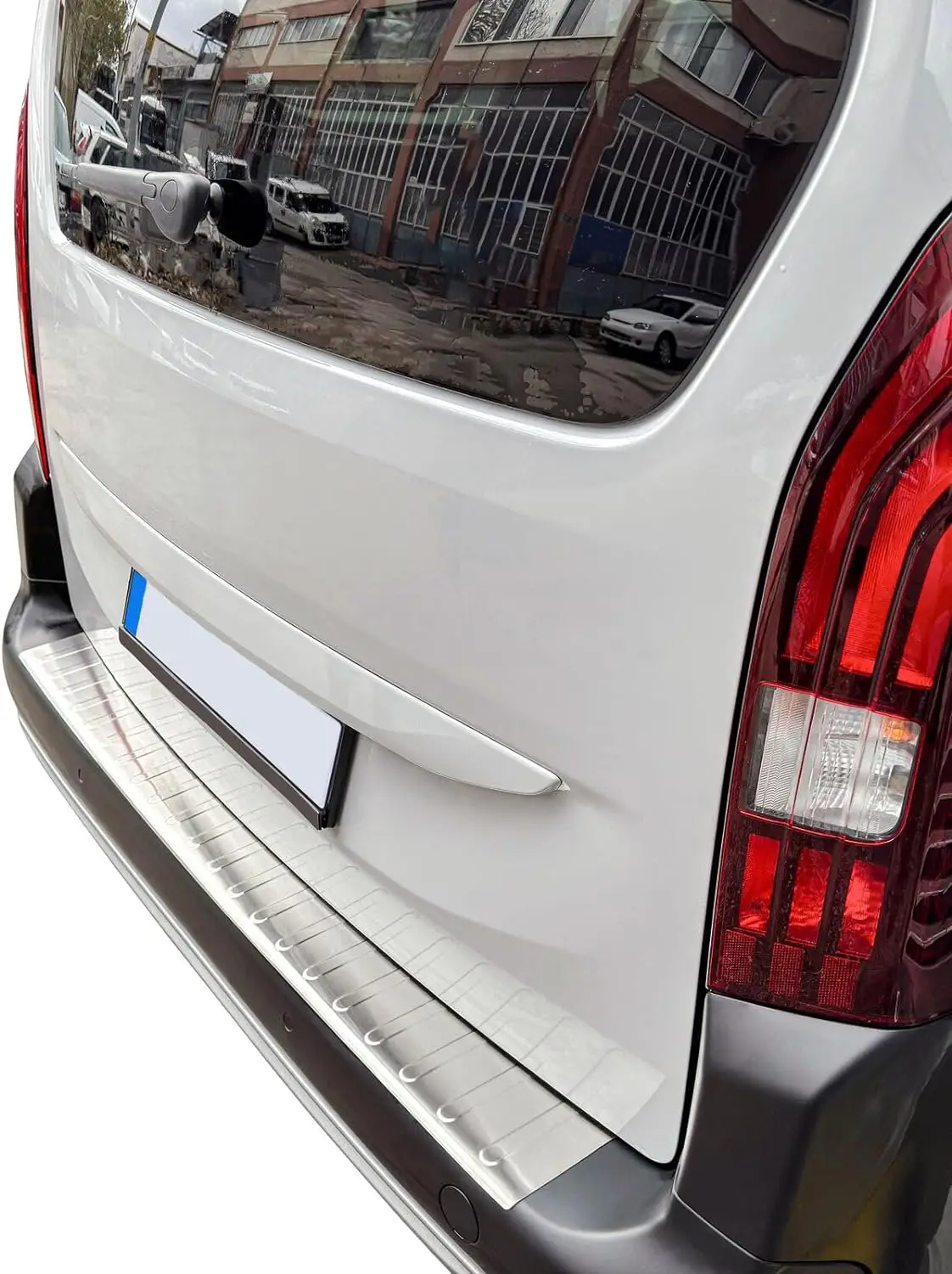 に適合する A4 B9用 に適合する アヴァン | 2015年以降 カーゴトランクエッジ用ステンレススチール保護 リアバンパープロテ アヴァン カーゴ トランクエッジ用ステンレススチール保護 2015年以降 に適合する A4 B9 AVANT 2015+ クロームステンレススチール製 トランクエッジ保護 リアバンパープロテクター