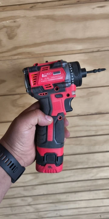 מברגה/מקדחה נטענת בראשלס CHIGO 18V — מנוע ללא פחמים, 21 מצבי מומנט, פונקציית הקשה, כולל סוללה ומטען - תמונה 2