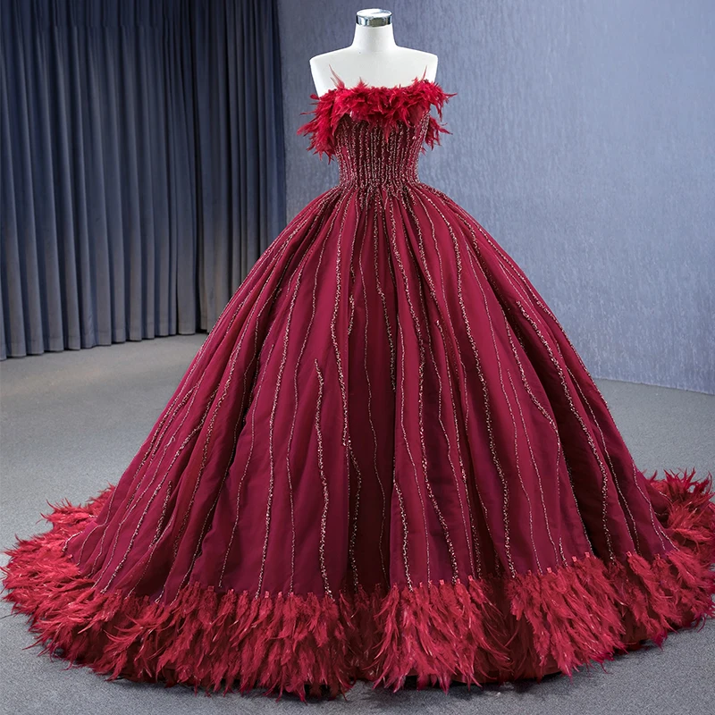 Рисунок 4 - Стильные вечерние платья с перьями