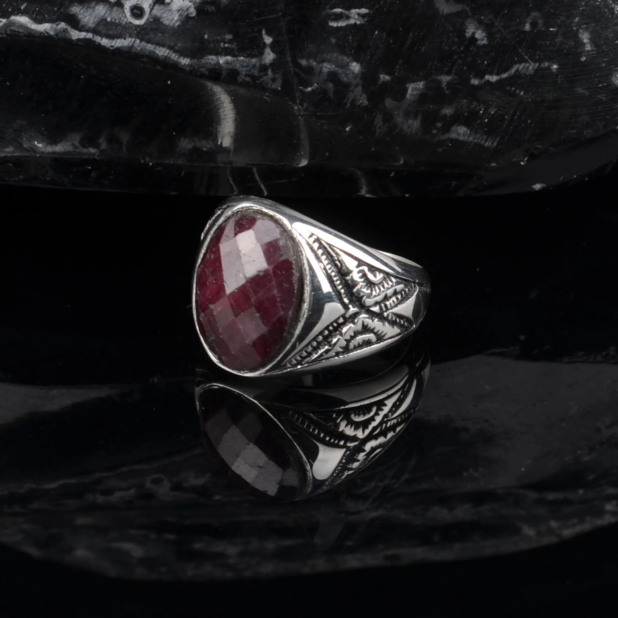 

Кольцо из серебра с красным Рубином, гравировка вручную