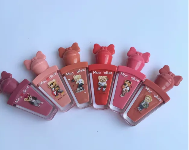 Set 2 Labiales Gloss – Diseño Osito con Moño Triangular
