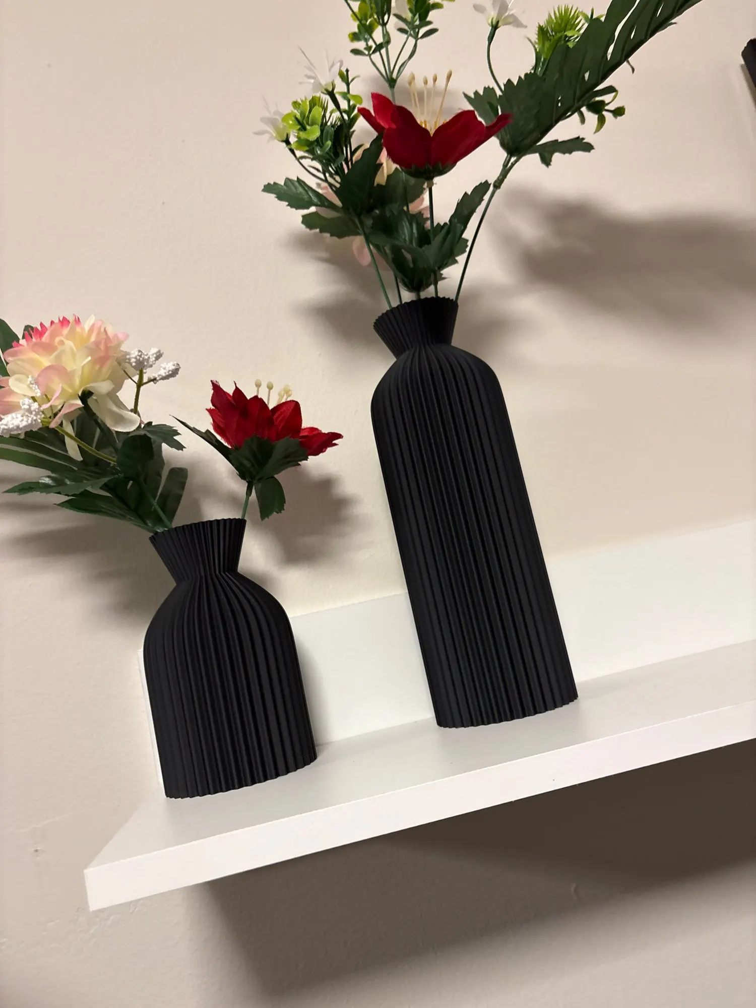 Elegant Black Plastic Vase - Boho Chic Decorative Centerpiece for Home, Office, and Living Room photo review