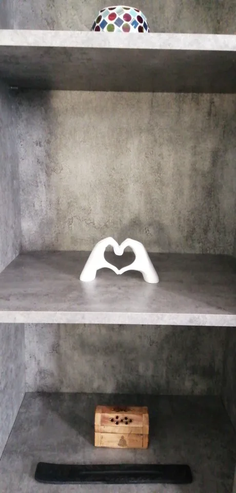 Statue d’amour en résine style nordique – Sculpture décorative de geste affectif pour bureau et maison photo review