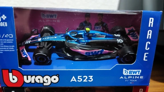 Bburago 1:43 F1 Model Car Mercedes Ferrari Redbull Racing SF23 AlpineA523 AlfaC43 Metal Diecast Verstappen Collectible Miniature photo review