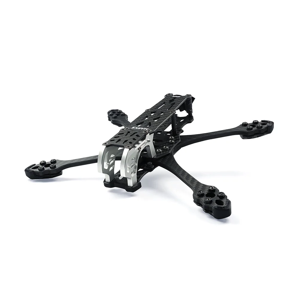 Drone de Course Pro 2 en action dans un ciel bleu, effectuant un virage serré, capturant des séquences aériennes fluides.