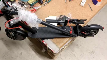 Monopattino Elettrico Usato da 350W 8.5 Pollici con Sedile e Doppio Ammortizzatore, 20KM/H, Autonomia 25-30KM – Ideale per il Pendolarismo Quotidiano