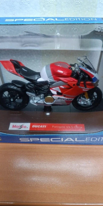 Maisto Ducati Panigale V4 S Corse 1:18 Scale Alloy Motorcycle Diecast Model Collectible Grade Gift Toy photo review