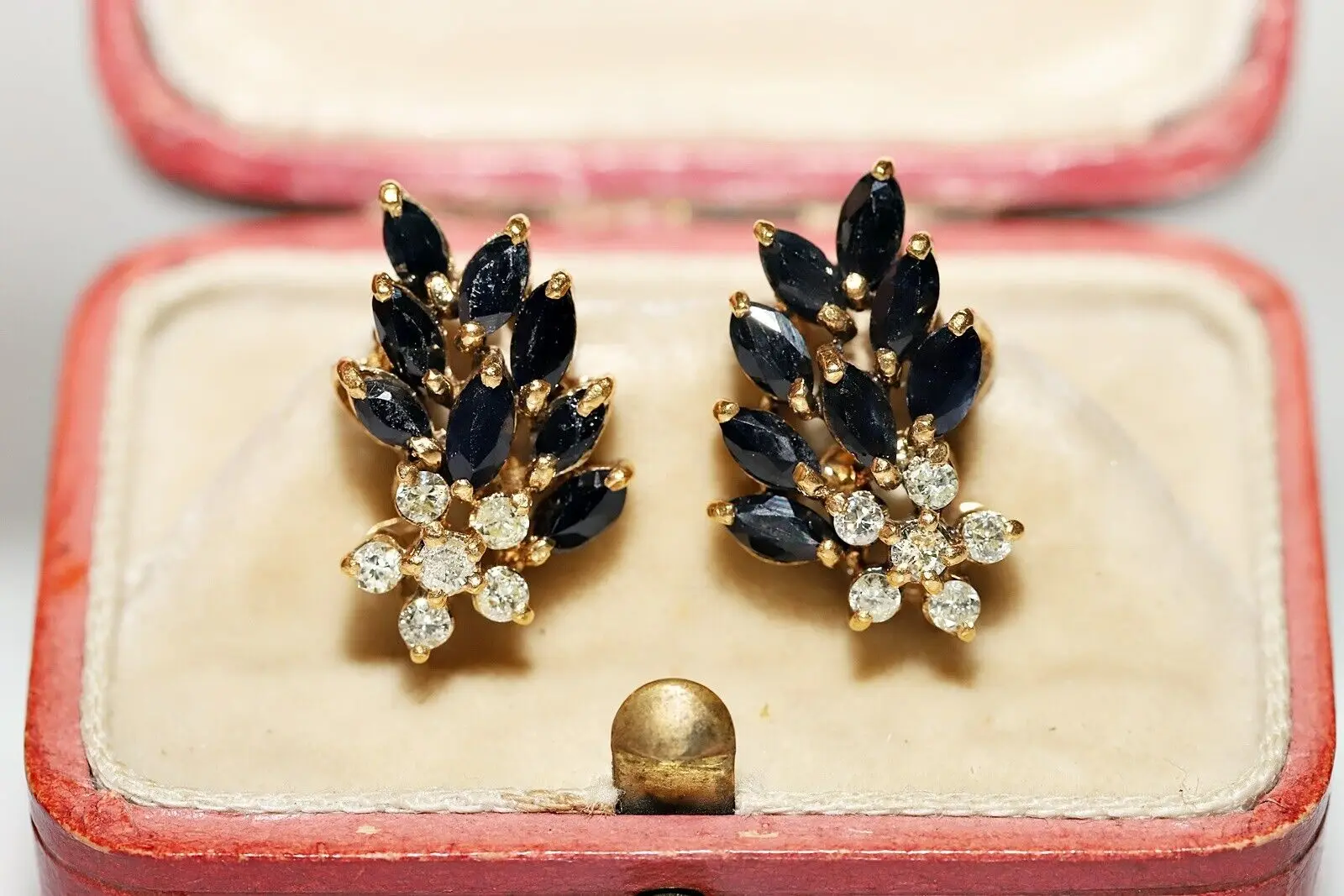 

VINTAGE 1980S 18K GOLD NATURAL DIAMOND AND SAPPHIRE DECORATED EARRING