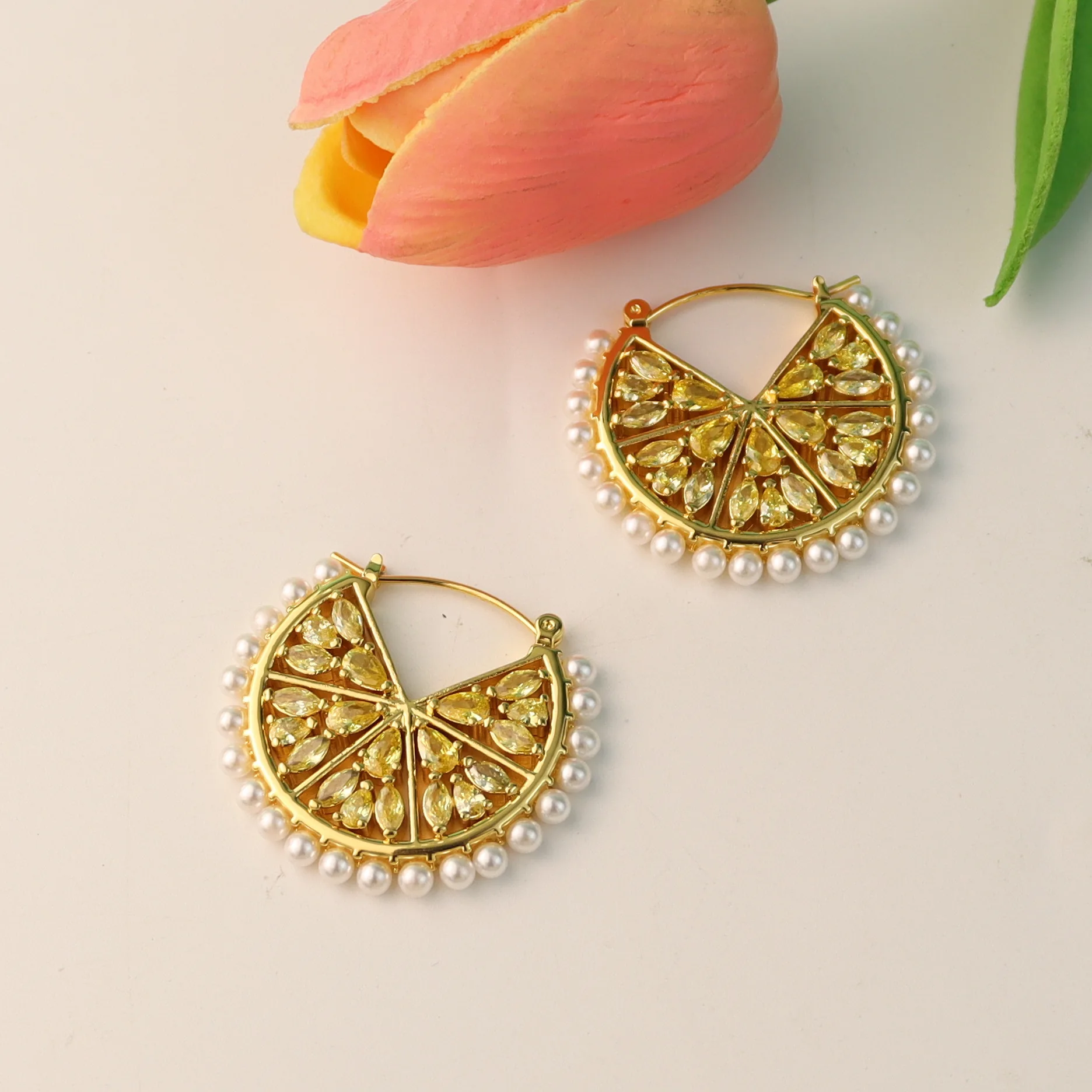 

Small niche design with hollowed out rhinestones inlaid with artificial pearls, lemon flower earrings, luxury style earring